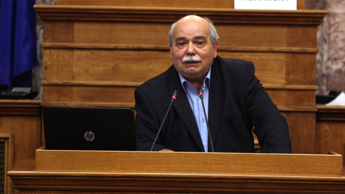 Ξέχασε πάλι ανοιχτό το μικρόφωνο ο Βούτσης και... συνελήφθη να μιλά για «κ@λόγερους»