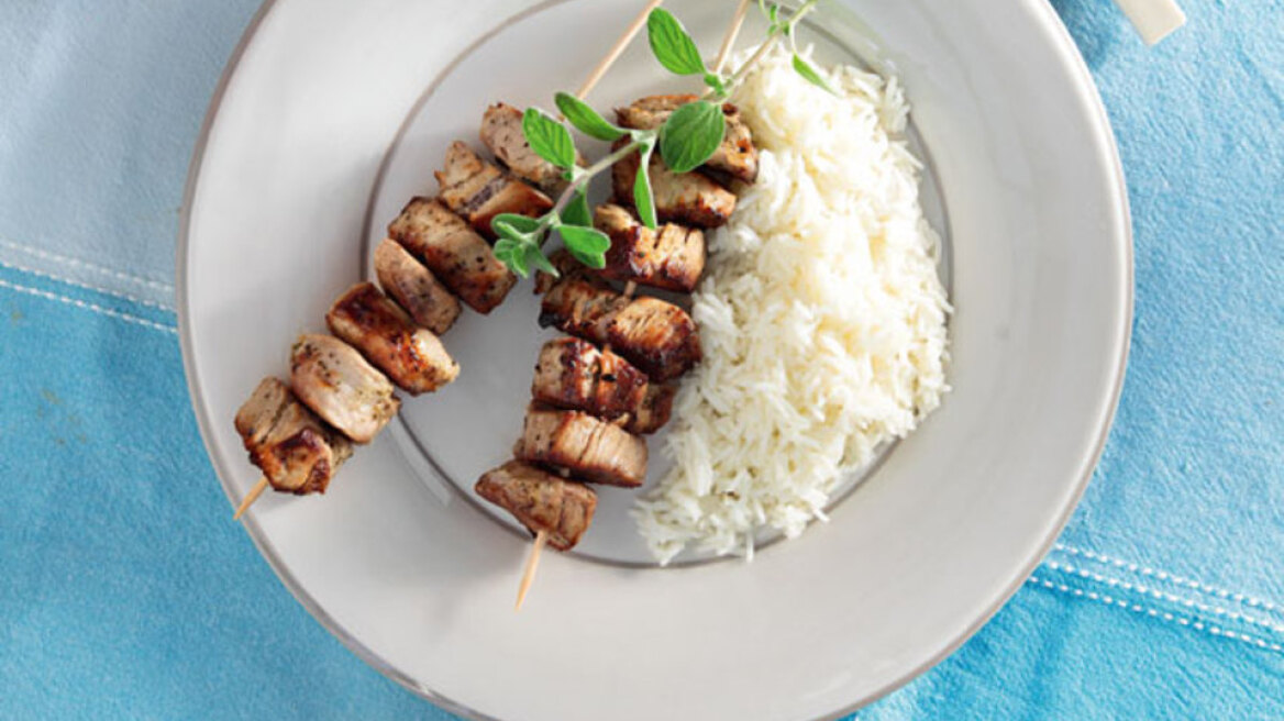 Χοιρινά σουβλάκια σερβιρισμένα με γουακαμόλε