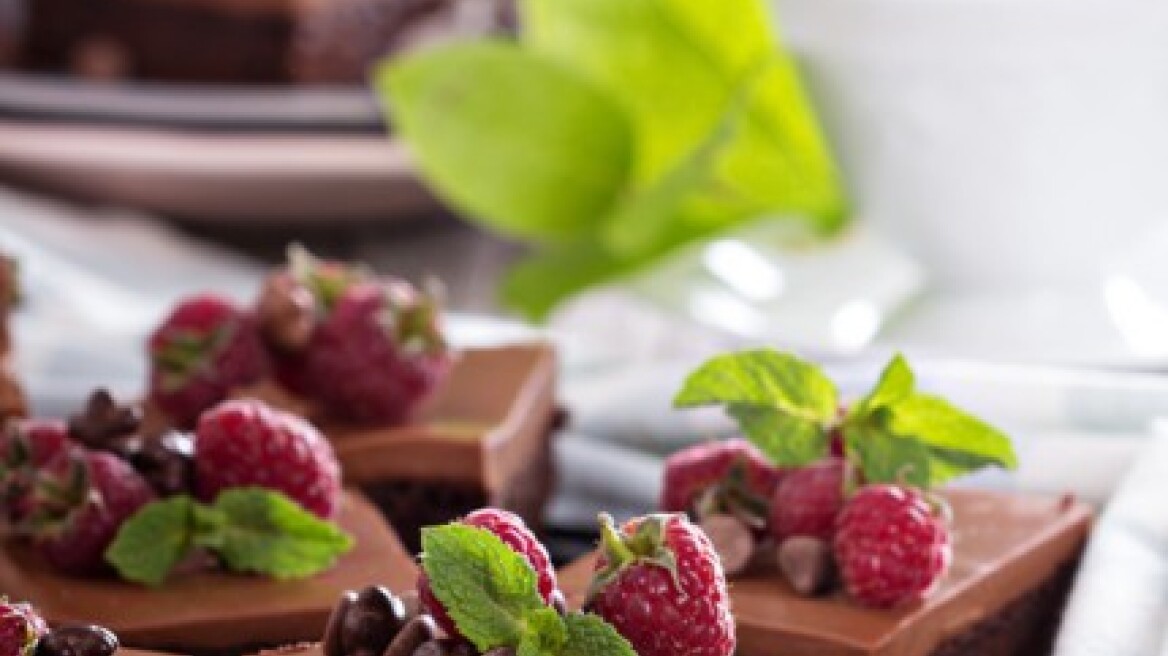 Βrownies με κρέμα σοκολάτας και βατόμουρα