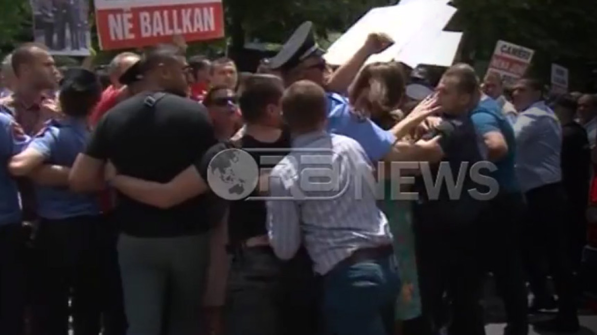 Αλβανική πρόκληση: Τσάμηδες διαδηλωτές υποδέχθηκαν τον Κοτζιά στα Τίρανα