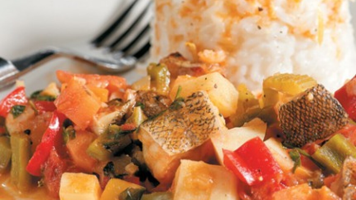 Μπακαλιάρος με πολύχρωμα λαχανικά