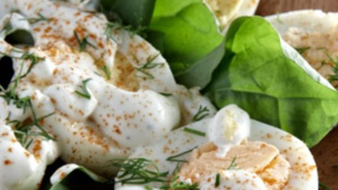 Σαλάτα με σφιχτά αβγά και γιαούρτι