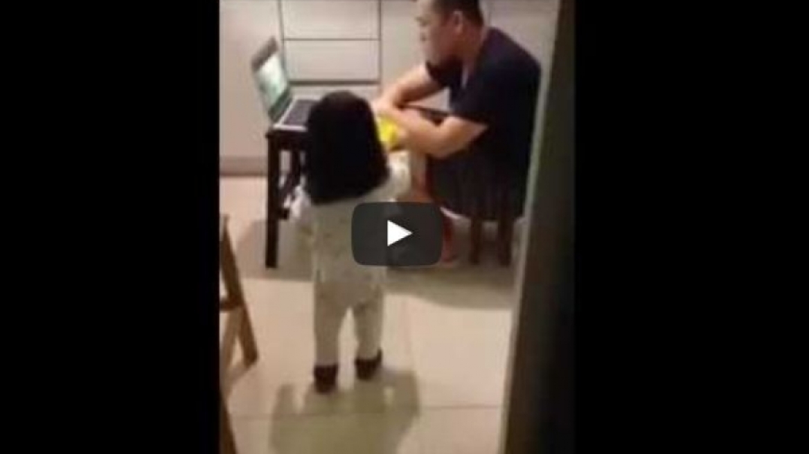 Δεν φαντάζεστε από που δίνει νερό στον μπαμπά της η μικρούλα