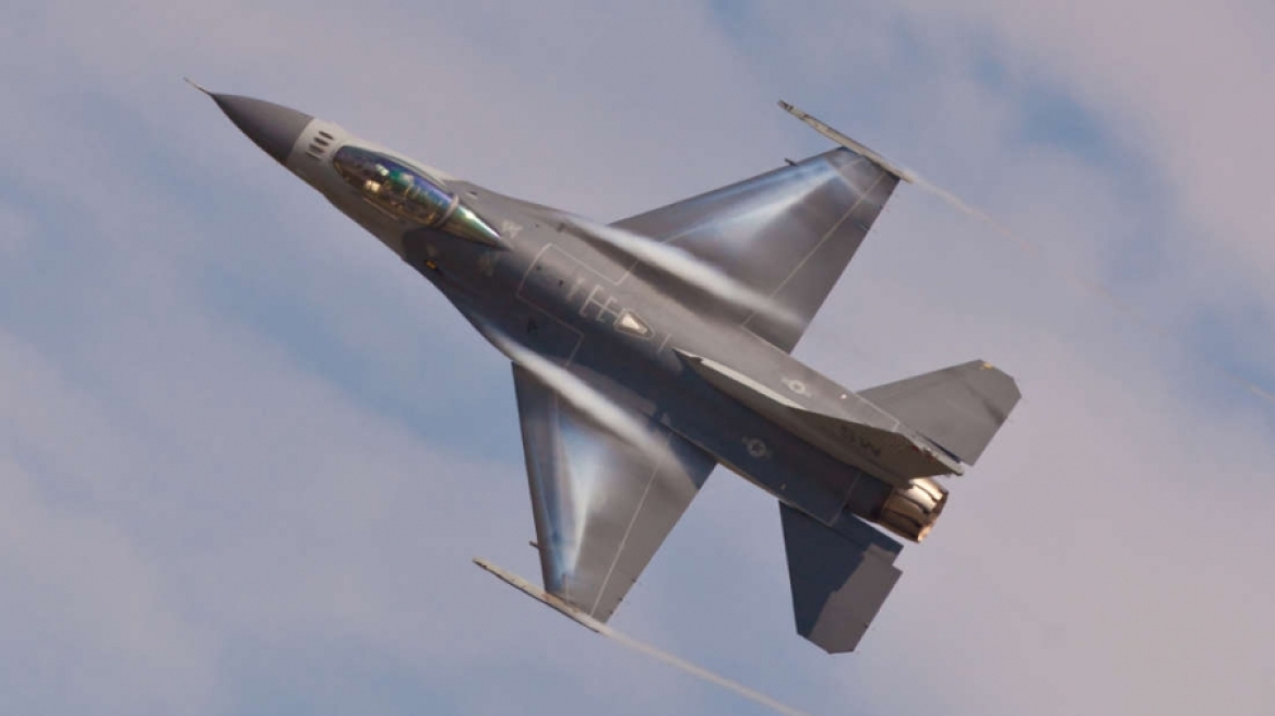 Ακυβέρνητο αμερικανικό F-16 βουτάει προς το έδαφος