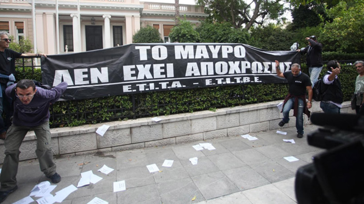 Βίντεο: Κυνηγητό δημοσιογράφων και αστυνομικών έξω από το Μαξίμου 