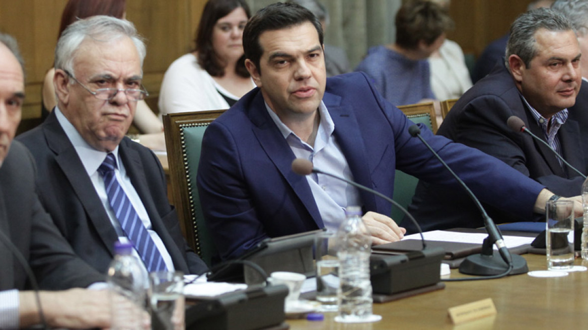 Ανασχηματισμός: Δώδεκα υπουργοί σε αναμμένα κάρβουνα