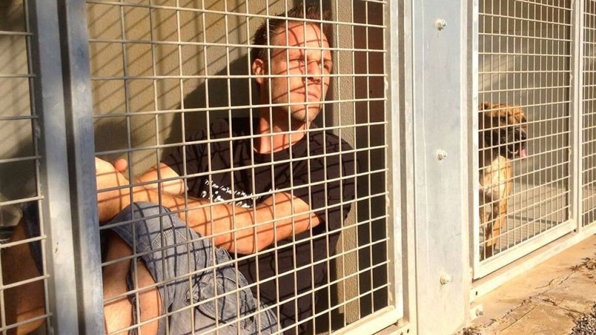 Το' πε και το' κανε ο Gaillard: Μπήκε σε κλουβί για αδέσποτα
