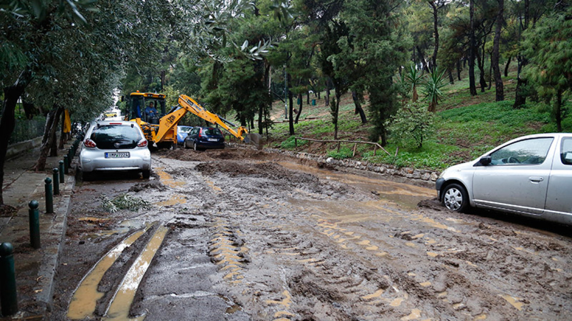 Φωτογραφίες: Λασπότοποι οι δρόμοι γύρω από τον Λυκαβηττό!