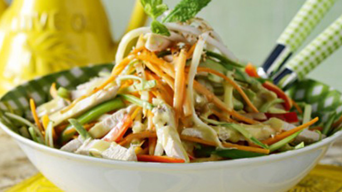 Κοτοσαλάτα με στικς λαχανικών