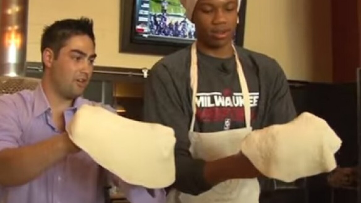 Τι κάνει ο Γιάννης Αντετοκούνμπο όταν δεν καρφώνει; (VIDEO)