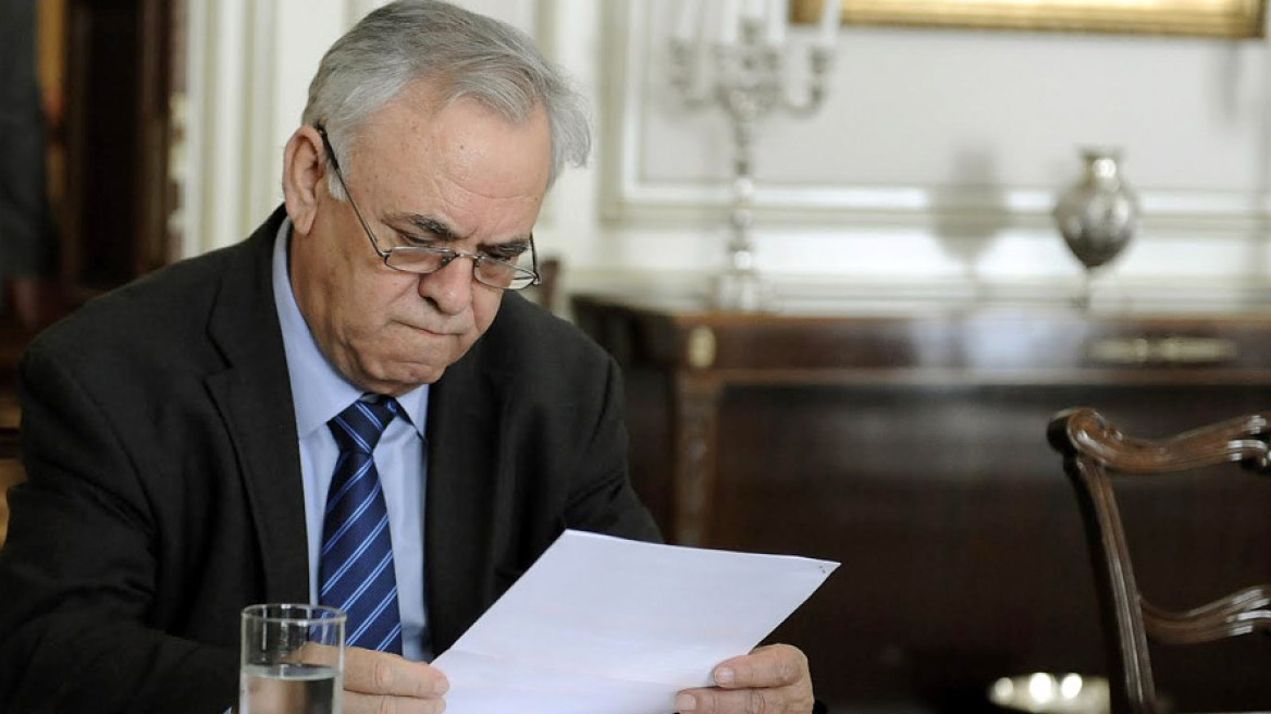 Οργή Δραγασάκη: «Να παρακαλέσω τους Θεσμούς, όταν λένε υπογράψτε, να εξηγούν τι να υπογράψουμε»