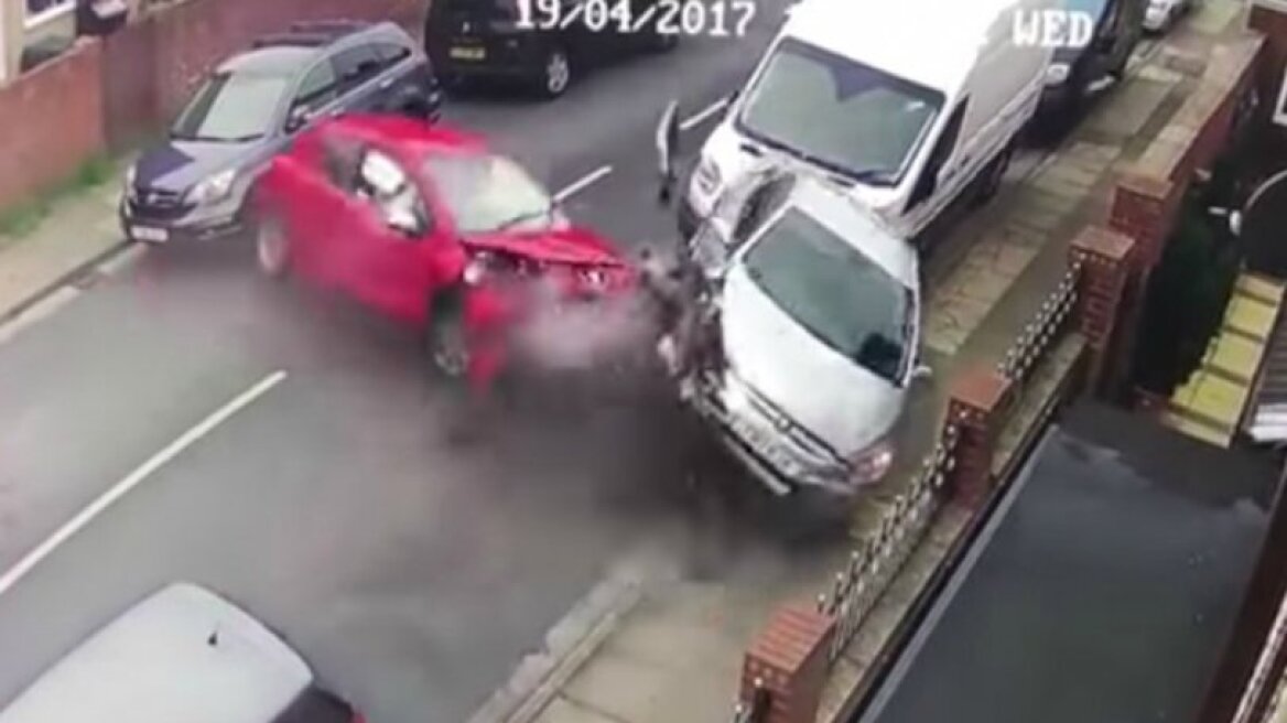 Έπεσε πάνω σε τέσσερα αυτοκίνητα κι ο συνοδηγός έφυγε ατάραχος με τον σκύλο του (vid)