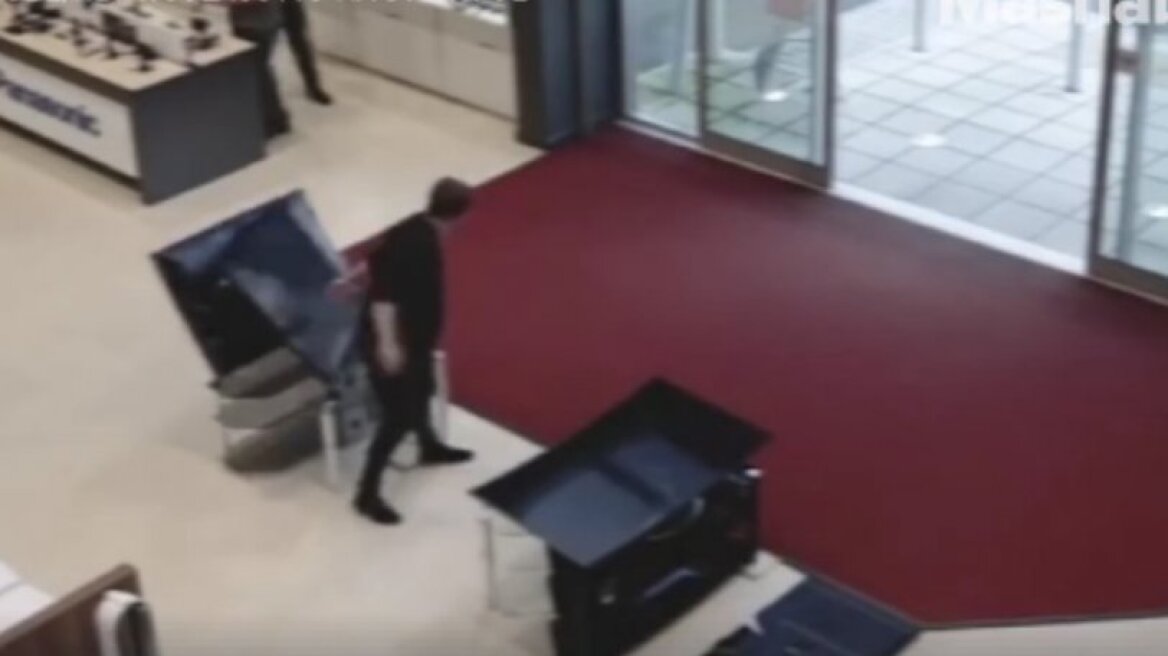 Του πήρε 5'' για να καταστρέψει τέσσερις τηλεοράσεις! (vid)