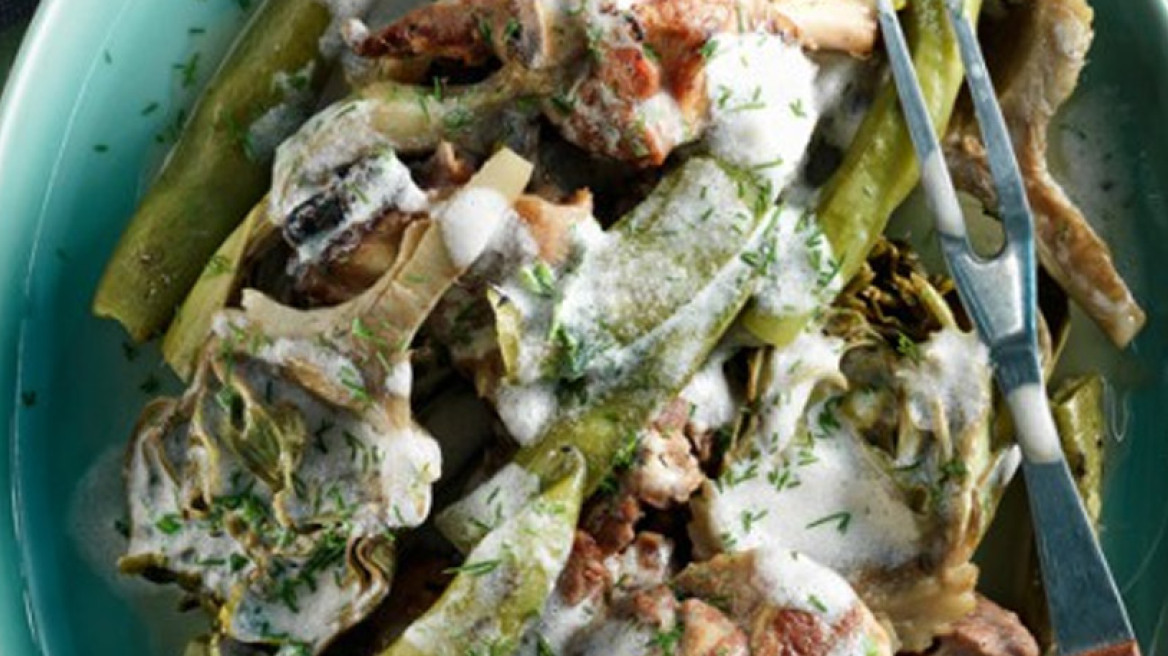 Αρνάκι με κουκιά και αγκινάρες αβγολέμονο