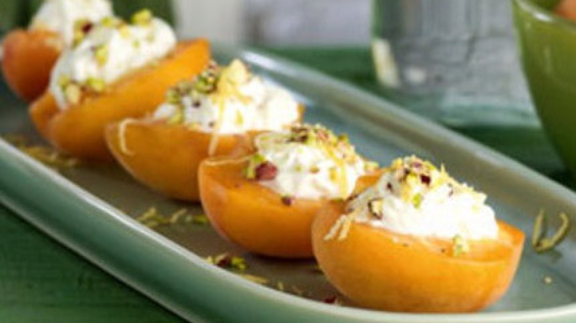 Βερίκοκα γεμιστά με κατίκι Δομοκού και φιστίκι Αιγίνης