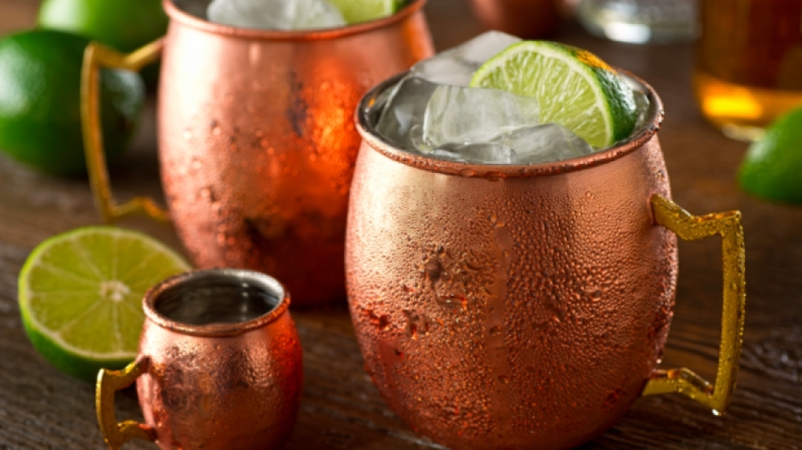 Γιατί δεν πρέπει να πίνετε κοκτέιλ σε χάλκινες κούπες