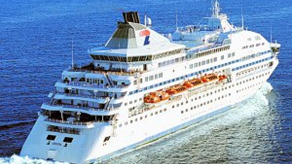 Υποστολή ελληνικής σημαίας από τη Louis Hellenic Cruises