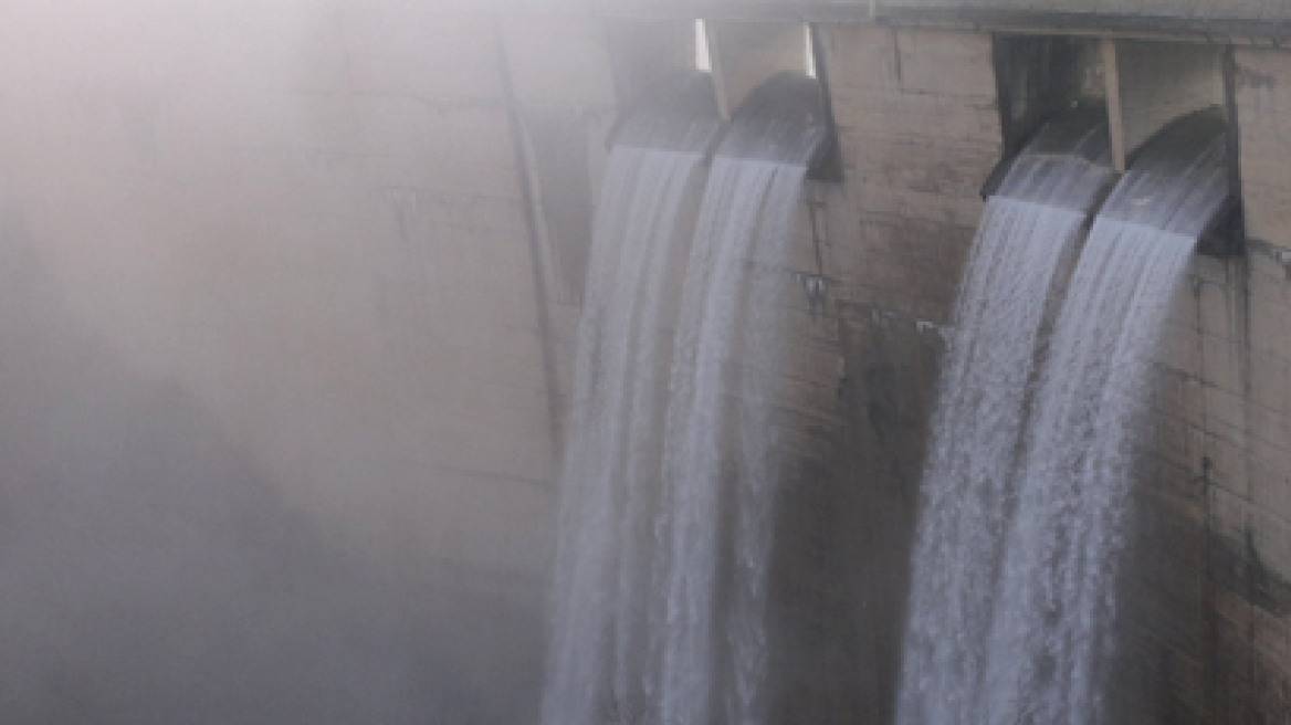 Υπερχείλισε το φράγμα στη λίμνη Πλαστήρα