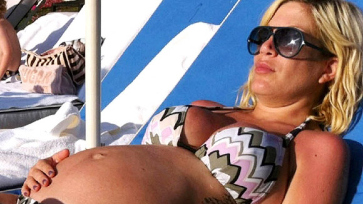 Tori Spelling: Με την κοιλιά τούρλα