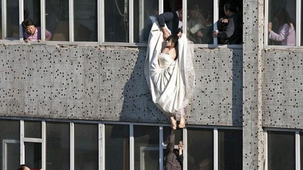 Η νύφη το ‘σκασε… πηδώντας στο κενό!