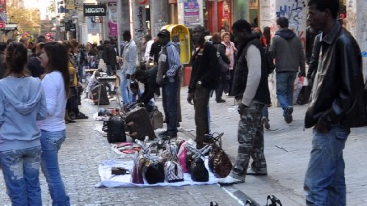 Με σπρέι και σκουπιδιάρικα θα χτυπήσουν το παραεμπόριο