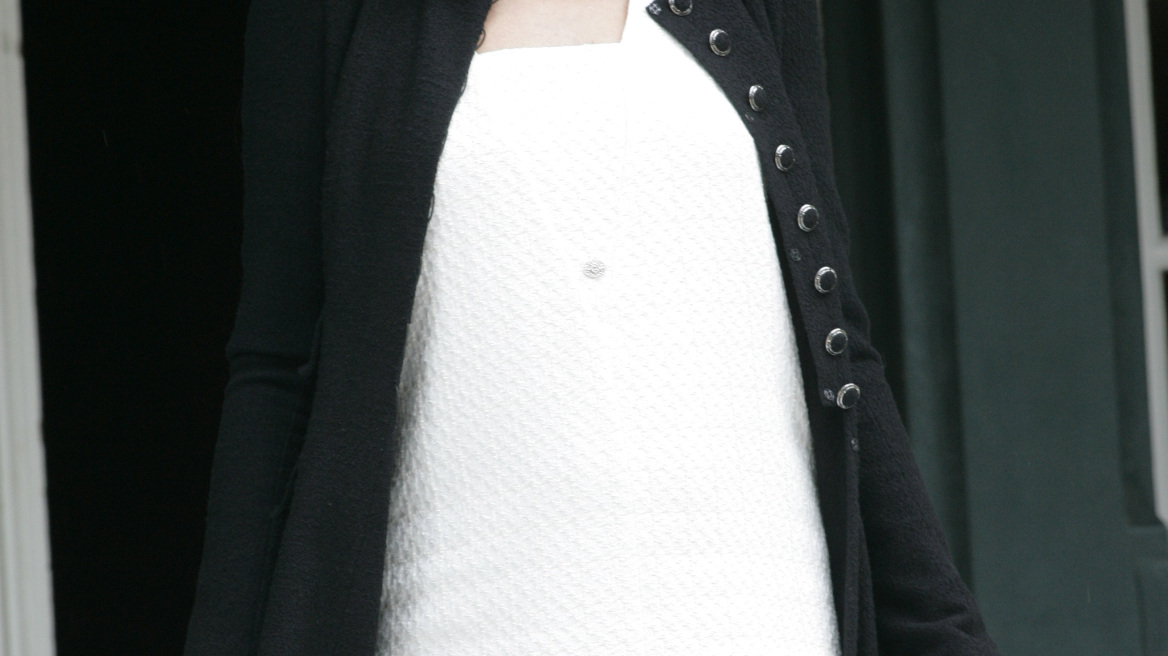 Φούσκωσε η κοιλίτσα της Κάρλα Μπρούνι