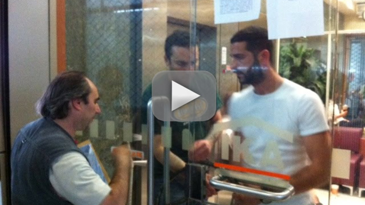 ΑΜΕΑ κατέλαβαν το κτίριο του ΙΚΑ