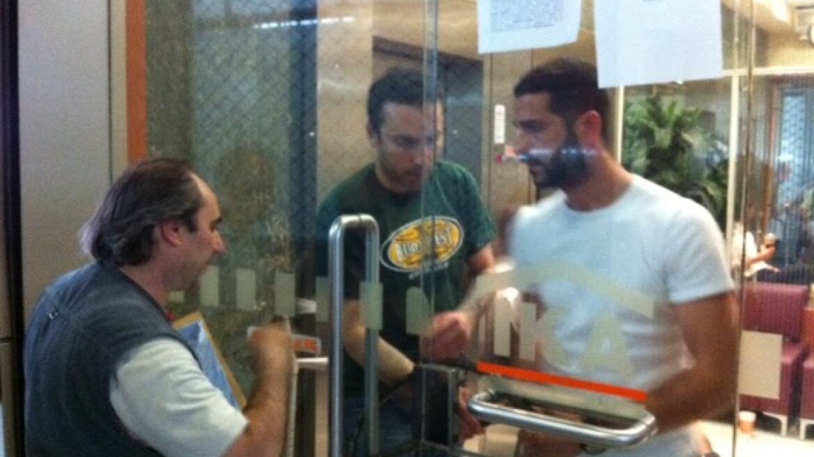 Υπό κατάληψη για δεύτερη μέρα τα κεντρικά γραφεία του ΙΚΑ