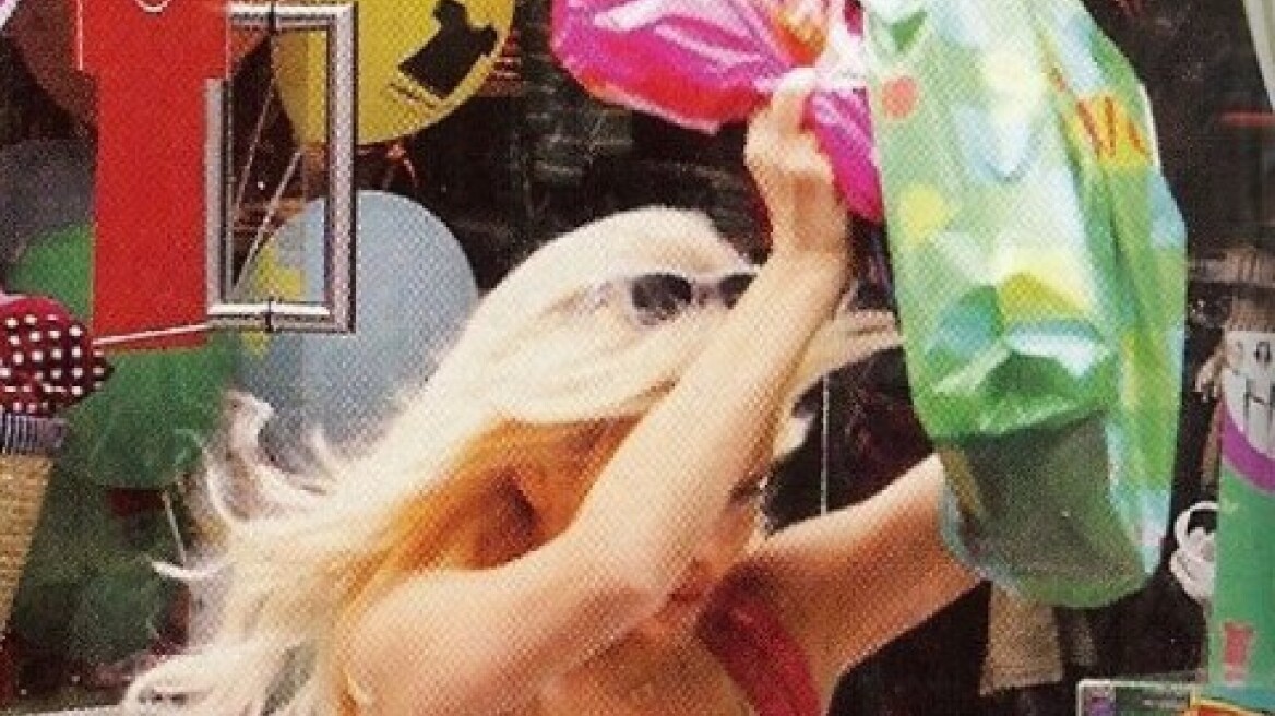 Ψώνια μες στη βροχή έκανε η Μενεγάκη!