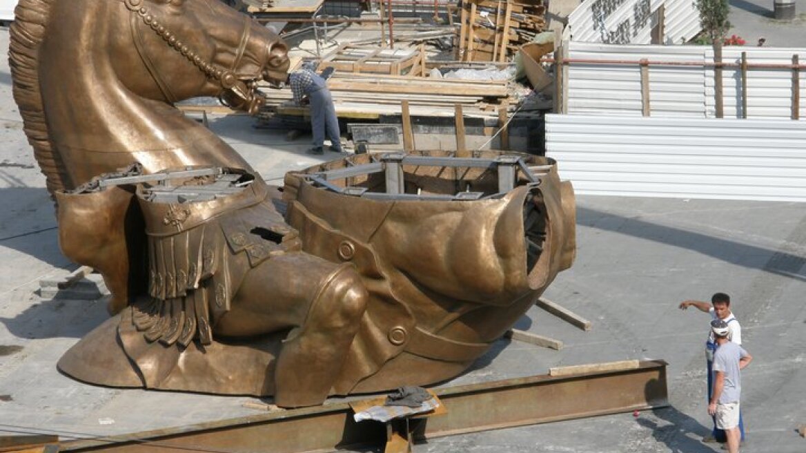 "Σηκώνουν" το άγαλμα του Μ.Αλεξάνδρου στα Σκόπια 