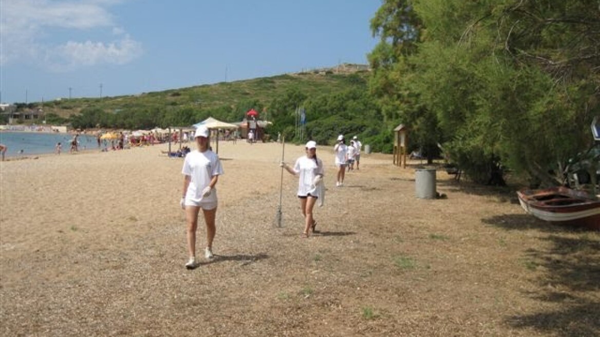 Οι πολίτες καθαρίζουν θάλασσες και παραλίες 
