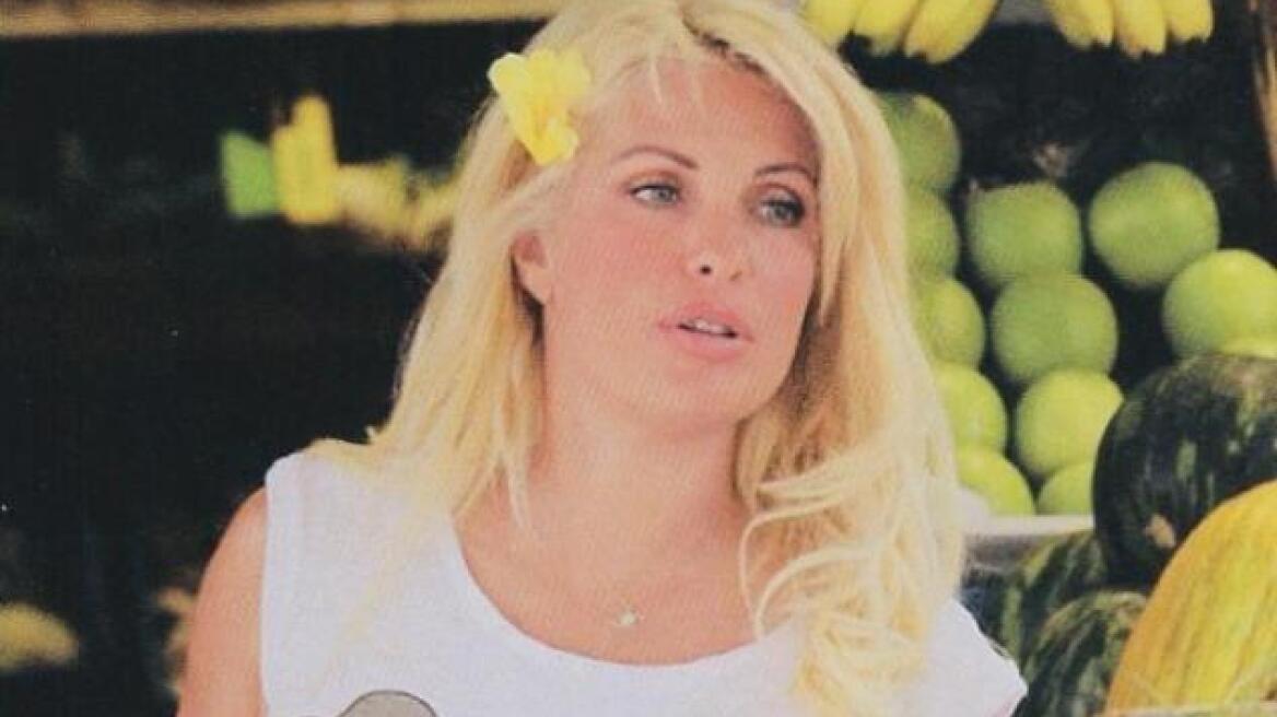 Ανάμεσα σε φρούτα και λαχανικά η ωραία Ελένη!