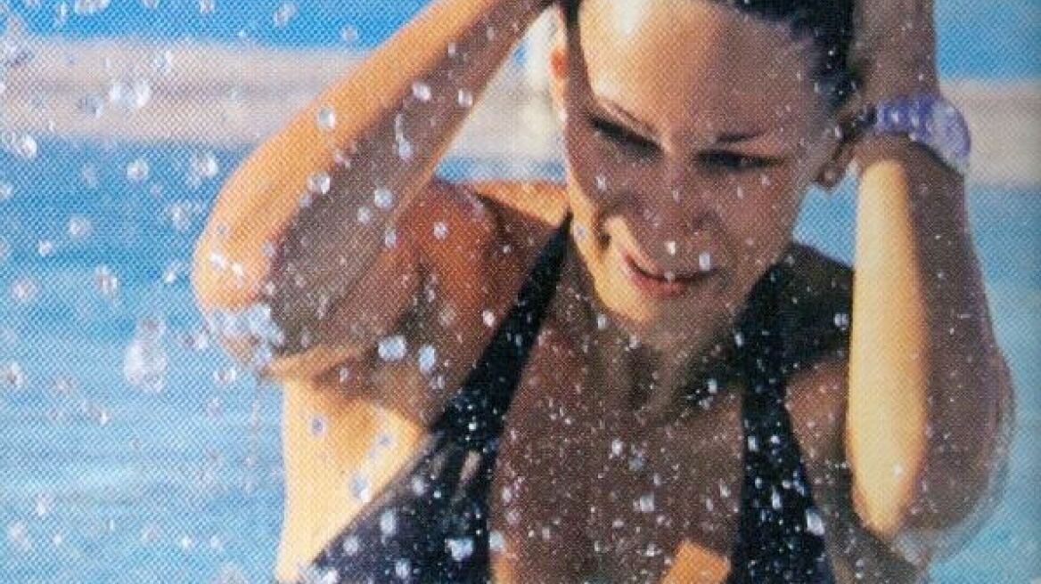 Εντυπωσιακή μέσα στο μαύρο της μπικίνι η Κοκκίνου!