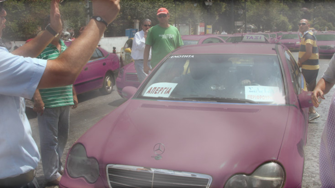 Teargas marks the postponement of PASOK's conference