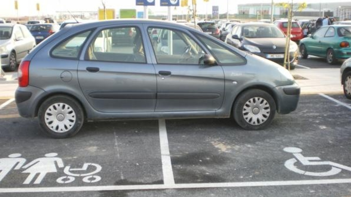 Την βοηθούσε να παρκάρει και τον παρέσυρε! 