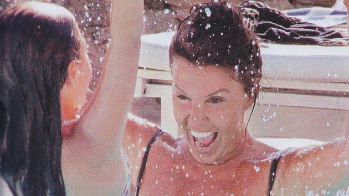 Βάνα Μπάρμπα: Παιχνίδια στην πισίνα με την κόρη της