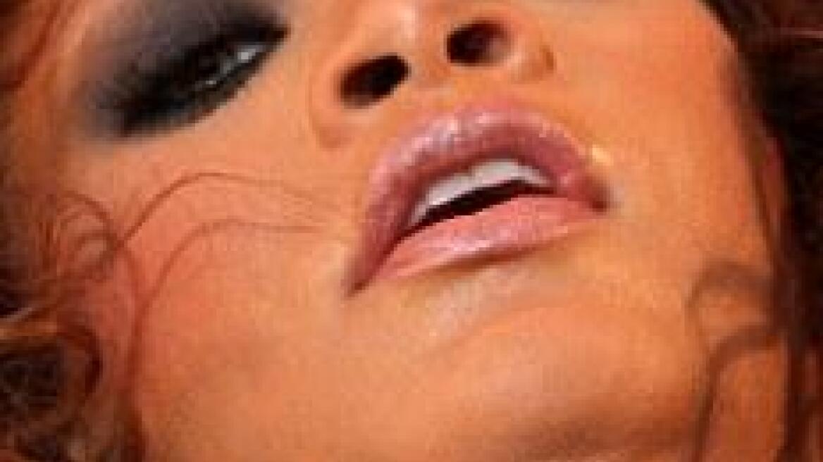 Τι έχει στο λαιμό της η Rihanna;