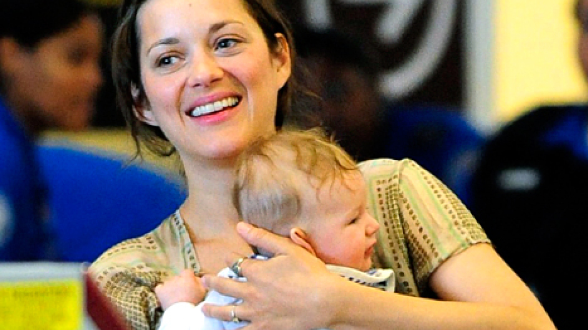 Η Marion Cotillard με τον μπέμπη της
