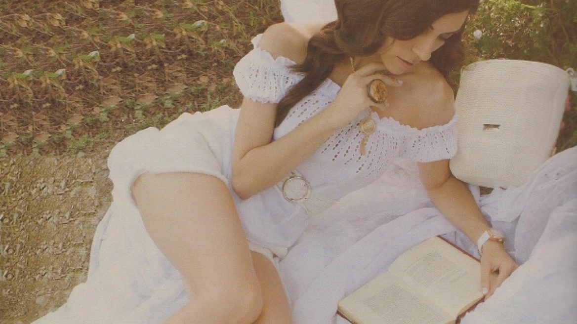 Η Άννα Λιβαθυνού ντύθηκε ...στα λευκά