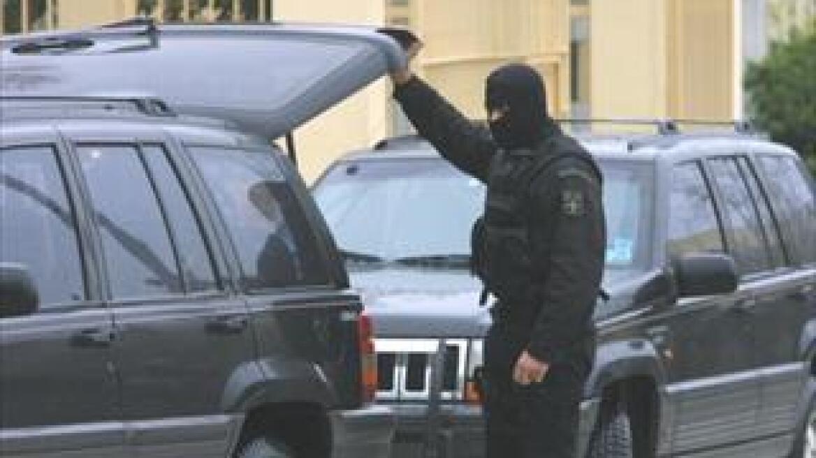 Σύλληψη αστυνομικού με...τζιπ και καφετέρια