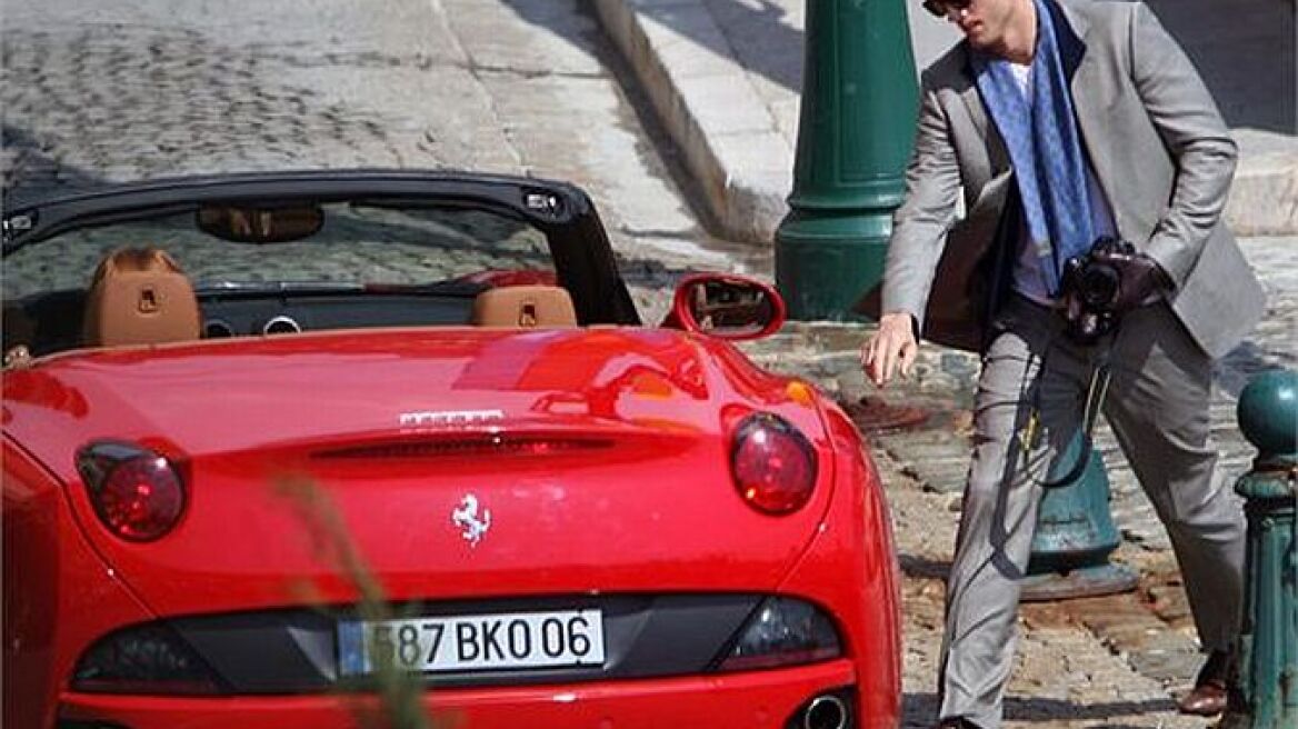 Ashton Kutcher: Με κόκκινη Ferrari California