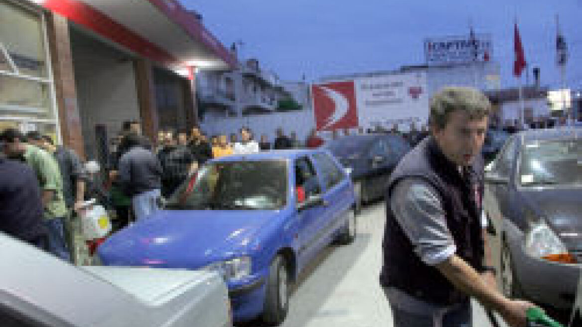 Άρχισαν ήδη οι ουρές στα βενζινάδικα