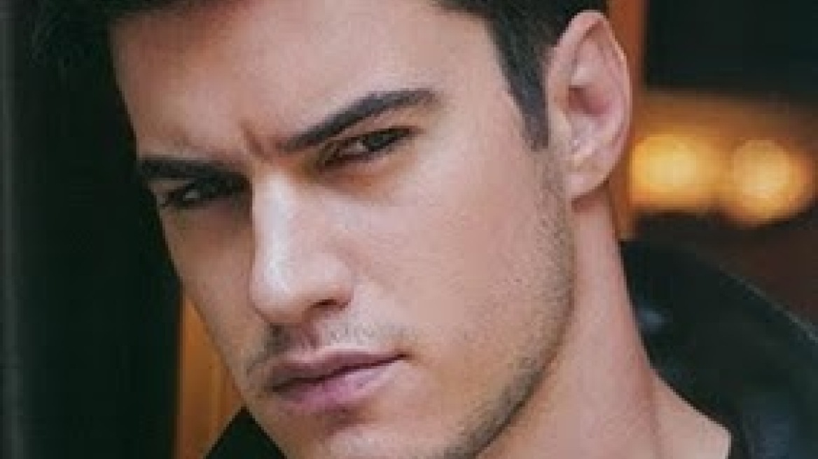 Γιάννης Τσιμιτσέλης: «Ο βασικός μισθός του ηθοποιού είναι 900 ευρώ»