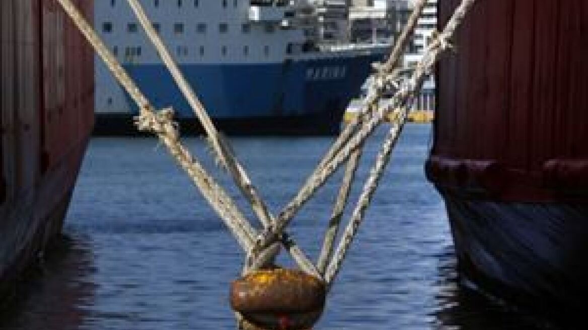 Eγκλωβισμένοι στο λιμάνι οι αγρότες του Ηρακλείου Κρήτης 