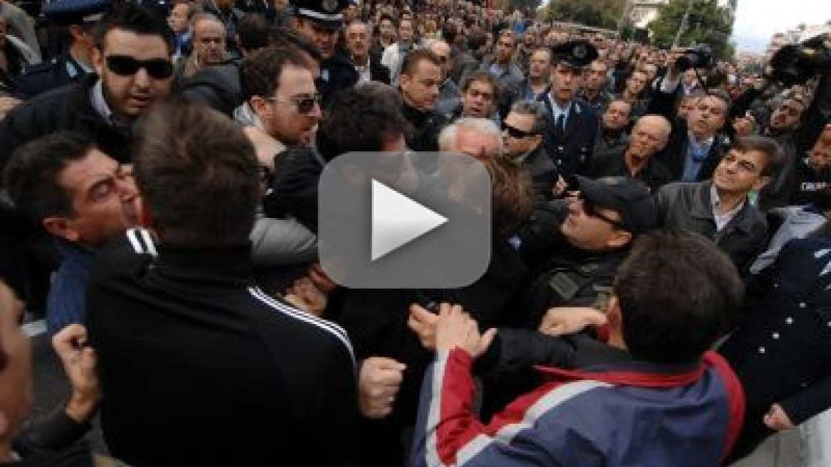 Ξύλο και «γιούχα» στις παρελάσεις 