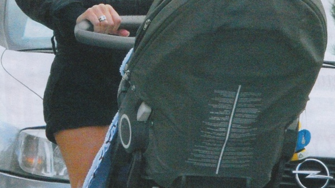 Οικογενειακή βόλτα με «καυτό» σορτσάκι για τη Φαίη Σκορδά