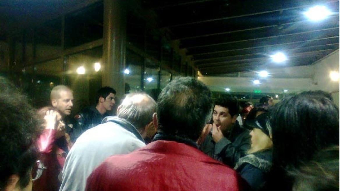 Προπηλάκισαν τον Στέφανο Τζουμάκα στην Κέρκυρα  