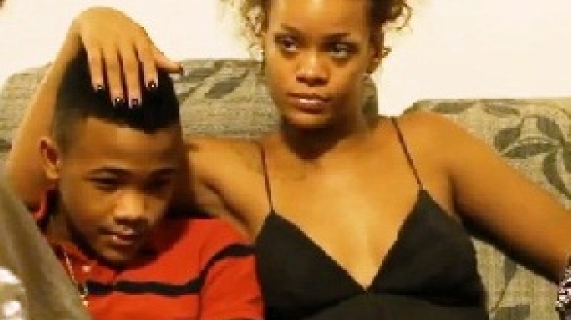 H Rihanna δίνει συμβουλές στον μικρό της αδερφό