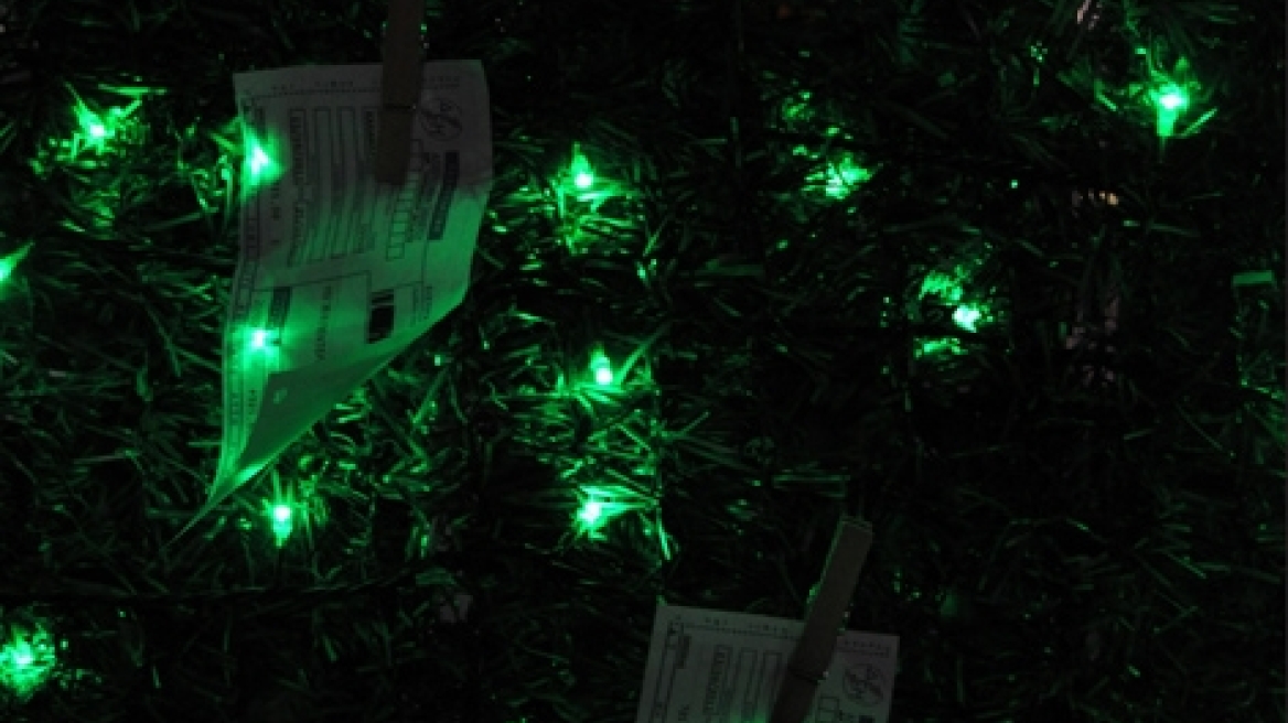 Κρέμασαν τους λογαριασμούς της ΔΕΗ στο έλατο!