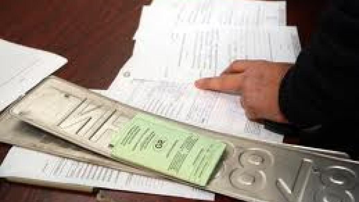 Ουρες για την καταθεση πινακίδων 